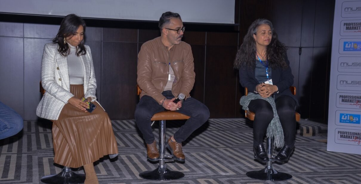 Aymen Turki de Web First Rank et d'autres experts du secteur discutant des stratégies de Growth Hacking lors d'un panel au Professional Marketing Meeting 2024